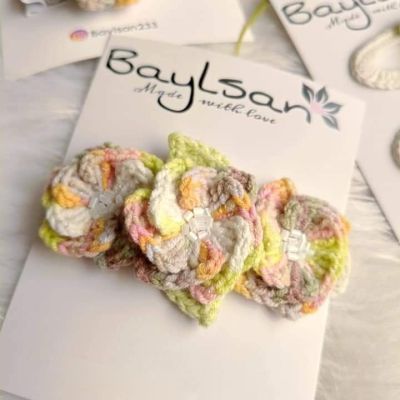 single clip.. colored fan flower