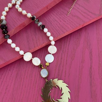 قلاده من اللولي الابيض