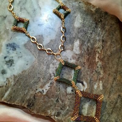 عقد المربعات الملونة من خرز الميوكى