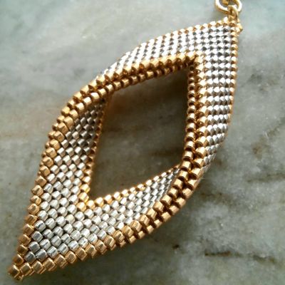 سلسال ورقة الشجر الفضى والذهبى من خرز الميوكى