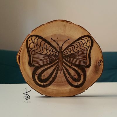 فراشة - حرق يدوي على جذع شجر