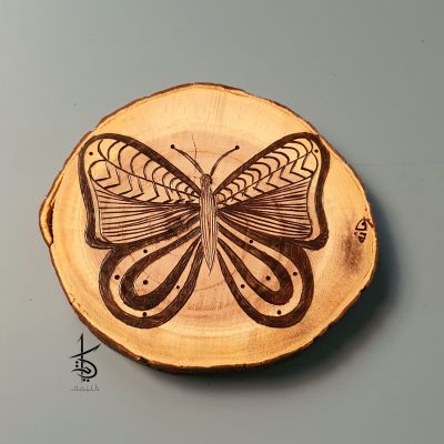 فراشة - حرق يدوي على جذع شجر