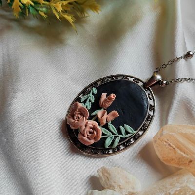 قلادة عتيقة 