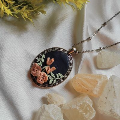 قلادة عتيقة 