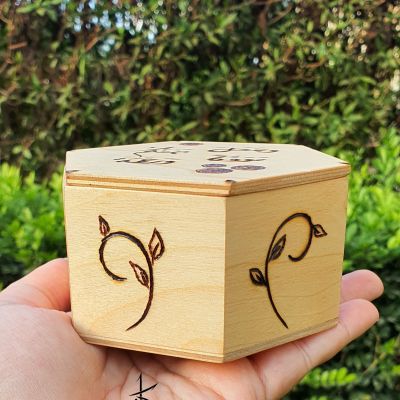 وجعل بينكم مودةً ورحمة - حرق يدوي على صندوق سداسي الشكل