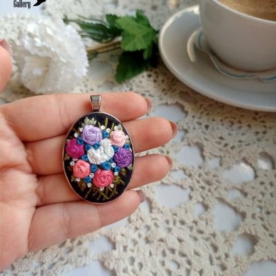 قلادة مطرزة 