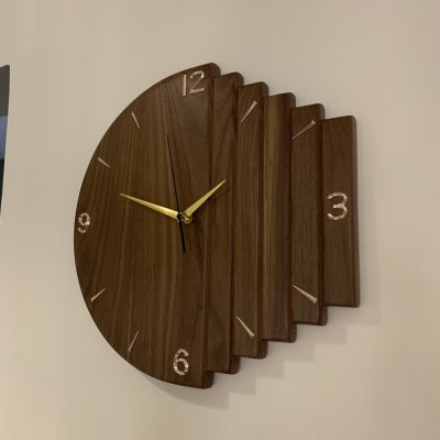 ساعة حائط من خشب الجوز الافريقي