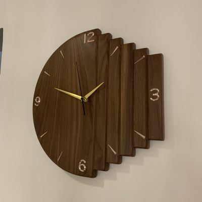 ساعة حائط من خشب الجوز الافريقي