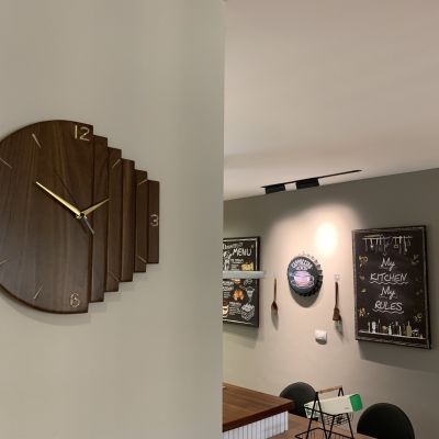 ساعة حائط من خشب الجوز الافريقي