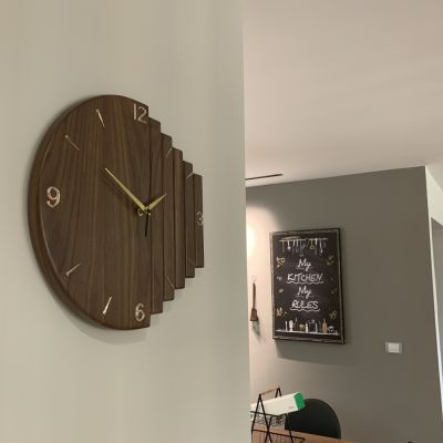 ساعة حائط من خشب الجوز الافريقي