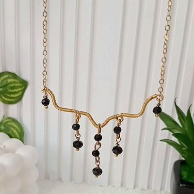 عقد نحاس بخرز كريستال أسود 