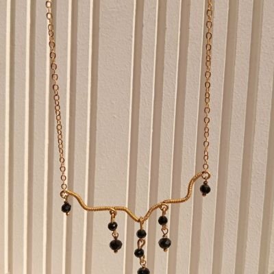 عقد نحاس بخرز كريستال أسود 