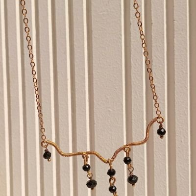 عقد نحاس بخرز كريستال أسود 