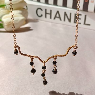 عقد نحاس بخرز كريستال أسود 