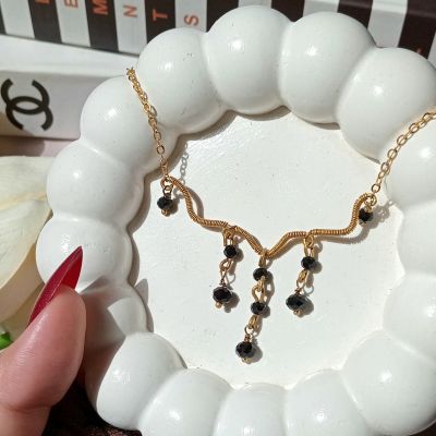 عقد نحاس بخرز كريستال أسود 