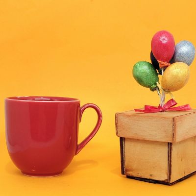 صندوق هدايا صغير بداخله مشهد من فيلم up