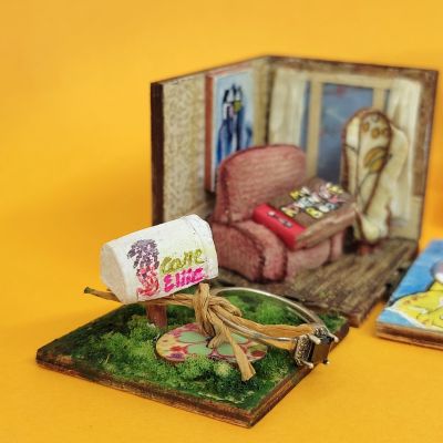 صندوق هدايا صغير بداخله مشهد من فيلم up