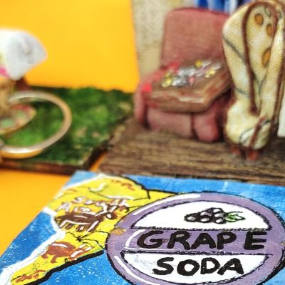 صندوق هدايا صغير بداخله مشهد من فيلم up