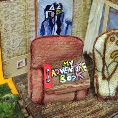 صندوق هدايا صغير بداخله مشهد من فيلم up