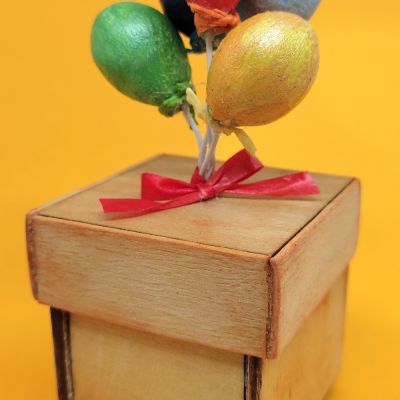 صندوق هدايا صغير بداخله مشهد من فيلم up