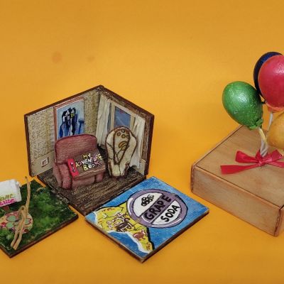 صندوق هدايا صغير بداخله مشهد من فيلم up