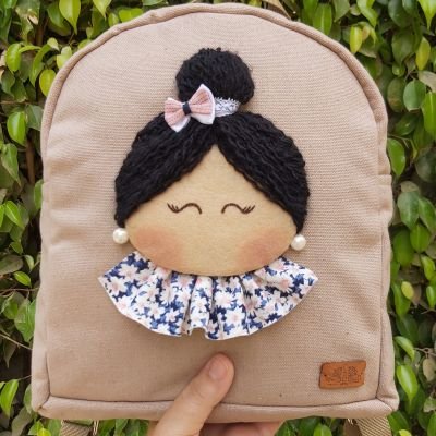 حقيبة ظهر صغيرة🎒 و شنطة اليد الخاصة بها👝