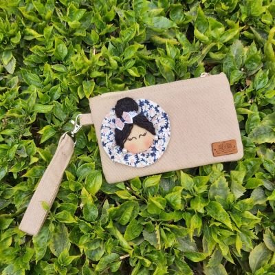 حقيبة ظهر صغيرة🎒 و شنطة اليد الخاصة بها👝