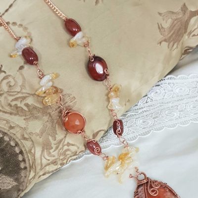  عقد هاندميد من النحاس الأحمر مع تناغم السترين والعقيق بألوان حيوية مبهجة🧡🧡 