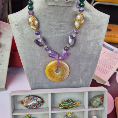 عقد هاندميد من النحاس مرصع بالأحجار الكريمة💚💜 منها الأماتيست والعقيق