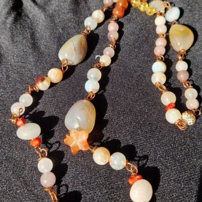  عقد هاندميد من النحاس مرصع بالأحجار الكريمة🩷🧡🩶 من العقيق والسترين والجاد مع ورد من الكارنيليان