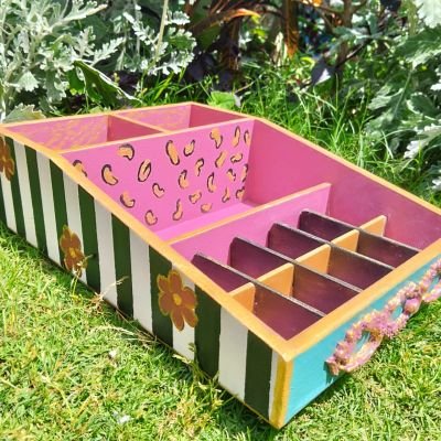 منظم مكياج رسم يدوي 