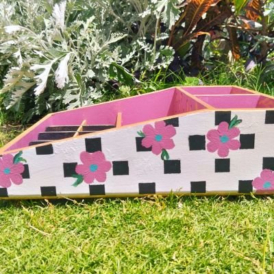 منظم مكياج رسم يدوي 