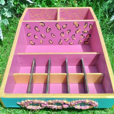 منظم مكياج رسم يدوي 