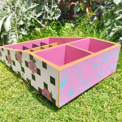 منظم مكياج رسم يدوي 