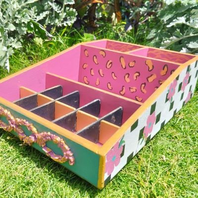 منظم مكياج رسم يدوي 