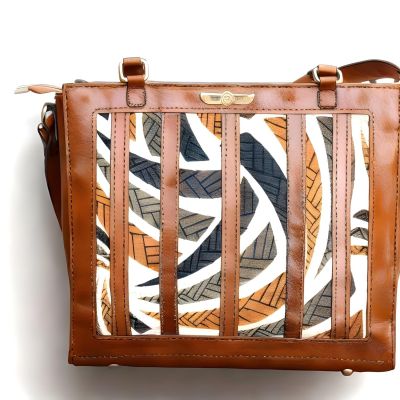 Women's handbag in leather and fabric 