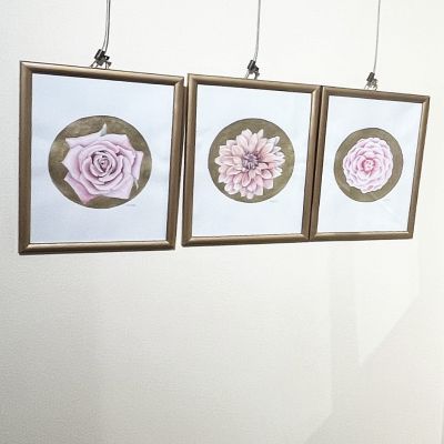 لوحات فنيه ثلاث لورود بالذهبي