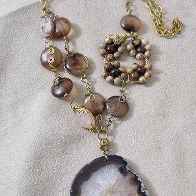  عقد هاندميد بتصميم جديد من العقيق والصدف ومجموعة مميزة من الأحجار الكريمة  🩷🤎🖤