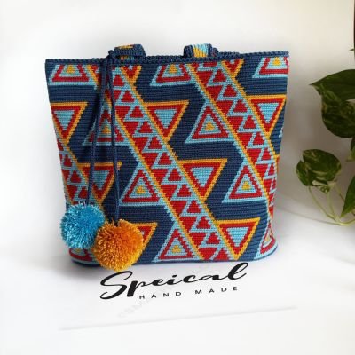 Tabstri shoulder bag.