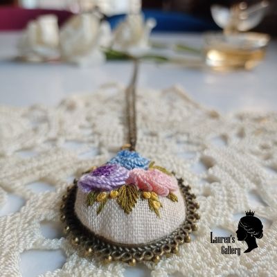 قلادة مطرزة 