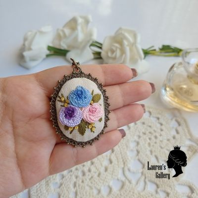 قلادة مطرزة 