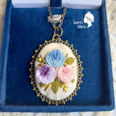 قلادة مطرزة 