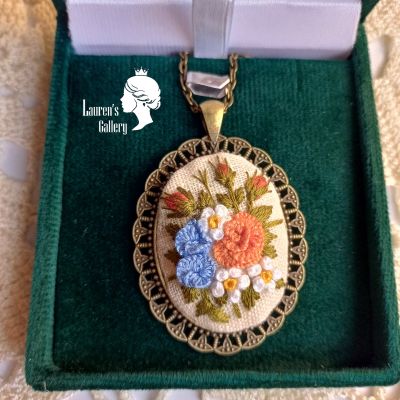 قلادة مطرزة 