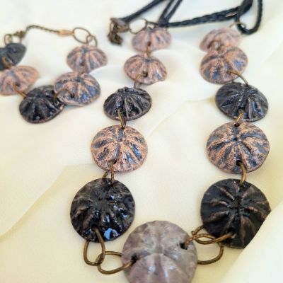 طقم خزفي مكون من عقد وإسوره