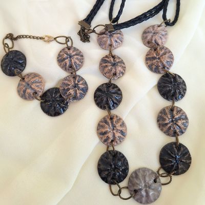 طقم خزفي مكون من عقد وإسوره