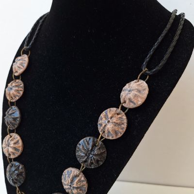 طقم خزفي مكون من عقد وإسوره