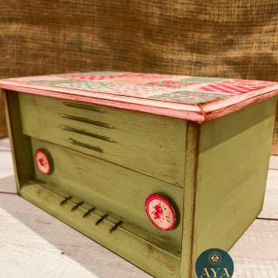 صندوق خشب علي شكل راديو 