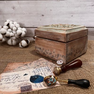 "صندوق أويما خشبي صغير."