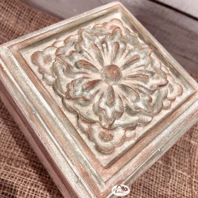 "صندوق أويما خشبي صغير."