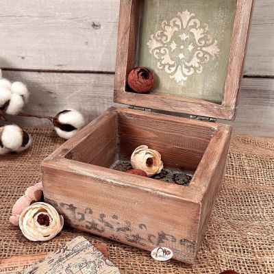 "صندوق أويما خشبي صغير."